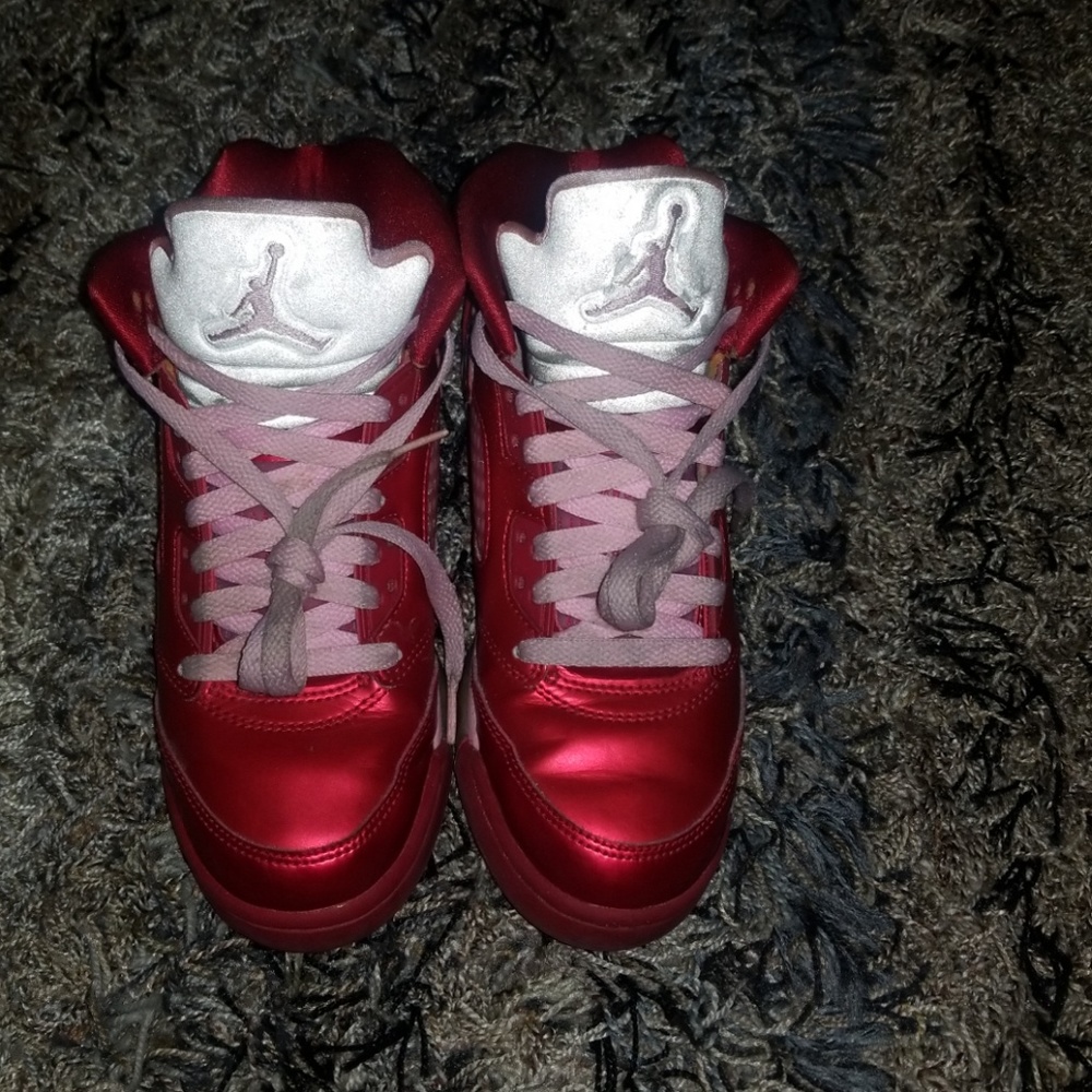 Youth retro red Jordan's pre loved 4.5